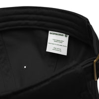 Boné orgânico preto com logo branco da marca Ralhenta