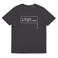 T-shirt unissexo algodão orgânico antracite com a frase "A motivação és tu que a crias" da marca Ralhenta