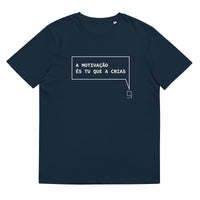 T-shirt unissexo algodão orgânico azul marinho com a frase "A motivação és tu que a crias" da marca Ralhenta