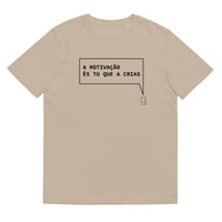 T-shirt unissexo algodão orgânico bege com a frase "A motivação és tu que a crias" da marca Ralhenta