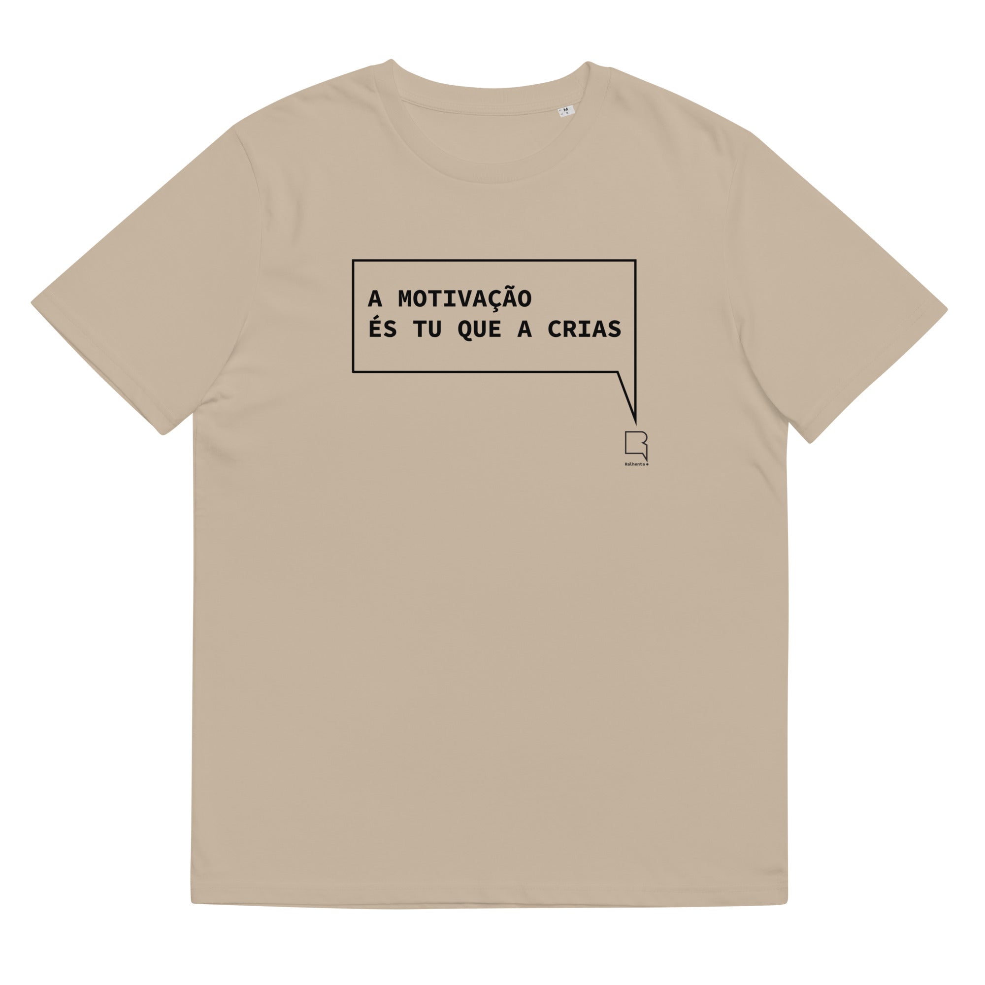T-shirt unissexo algodão orgânico bege com a frase "A motivação és tu que a crias" da marca Ralhenta