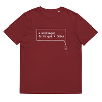 T-shirt unissexo algodão orgânico bordô com a frase "A motivação és tu que a crias" da marca Ralhenta
