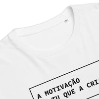T-shirt unissexo algodão orgânico branca com a frase "A motivação és tu que a crias" da marca Ralhenta