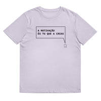 T-shirt unissexo algodão orgânico lavanda com a frase "A motivação és tu que a crias" da marca Ralhenta