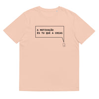 T-shirt unissexo algodão orgânico pêssego com a frase "A motivação és tu que a crias" da marca Ralhenta