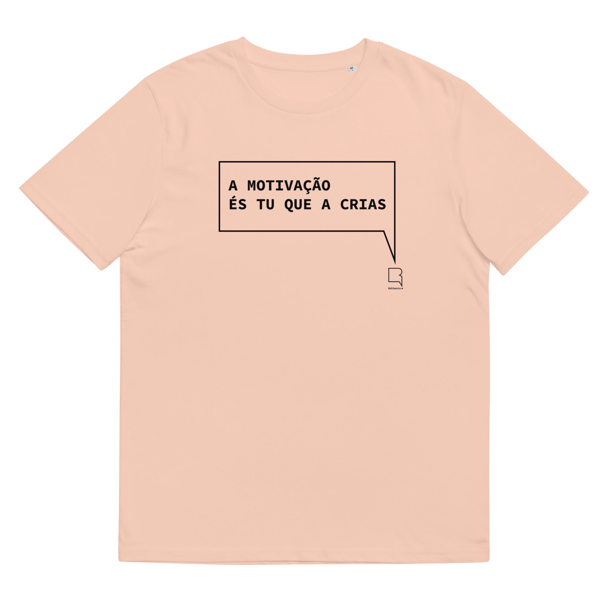T-shirt unissexo algodão orgânico pêssego com a frase "A motivação és tu que a crias" da marca Ralhenta