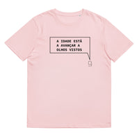 T-shirt unissexo algodão orgânico rosa algodão com a frase "A idade está a avançar a olhos vistos" da marca Ralhenta