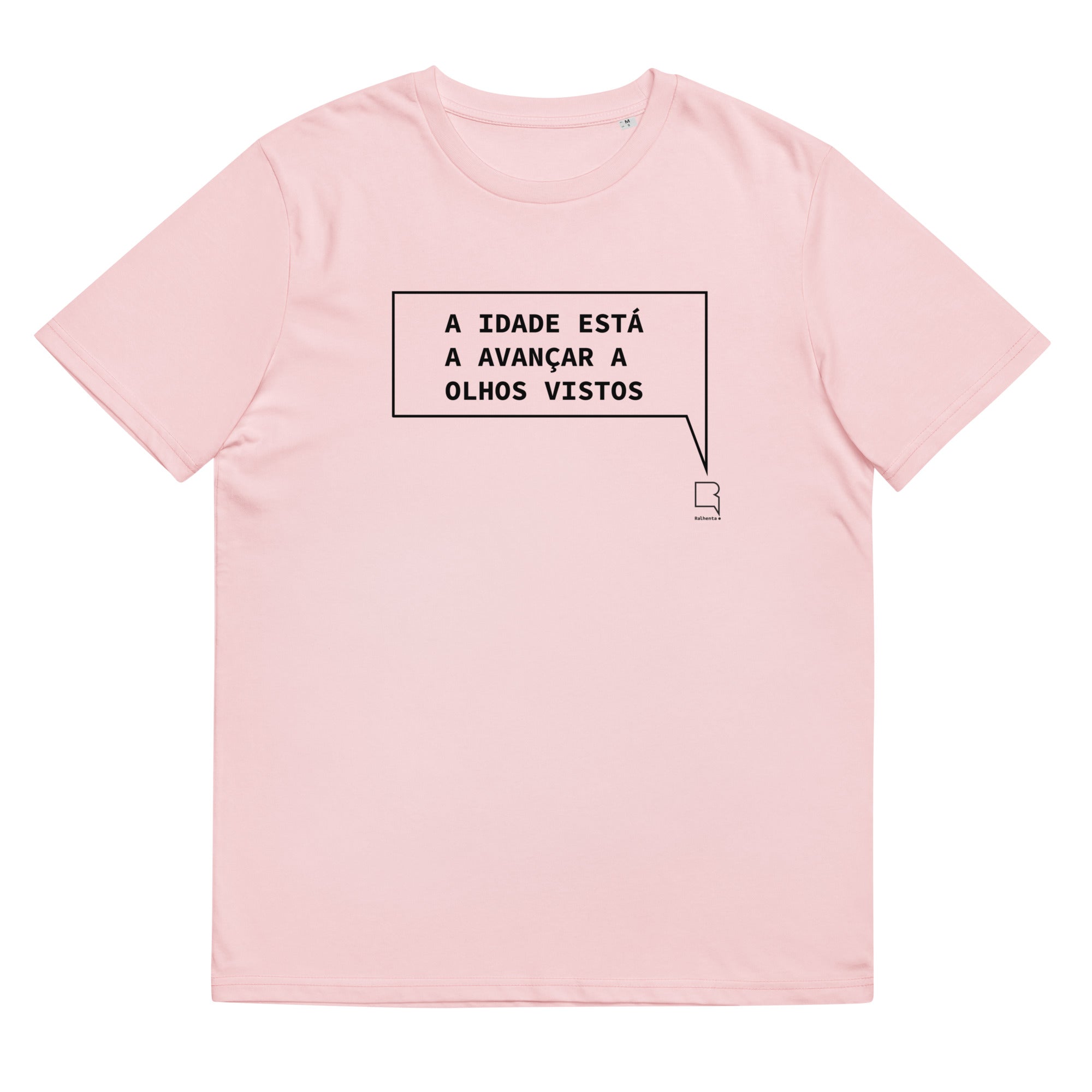 T-shirt unissexo algodão orgânico rosa algodão com a frase "A idade está a avançar a olhos vistos" da marca Ralhenta