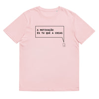 T-shirt unissexo algodão orgânico rosa algodão com a frase "A motivação és tu que a crias" da marca Ralhenta