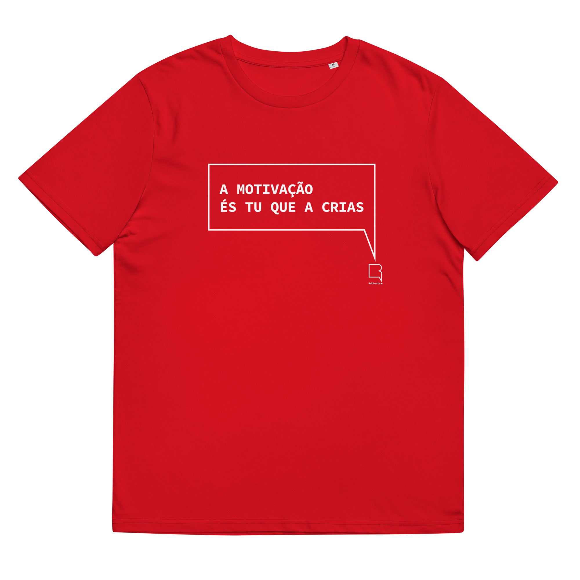 T-shirt unissexo algodão orgânico vermelha com a frase "A motivação és tu que a crias" da marca Ralhenta