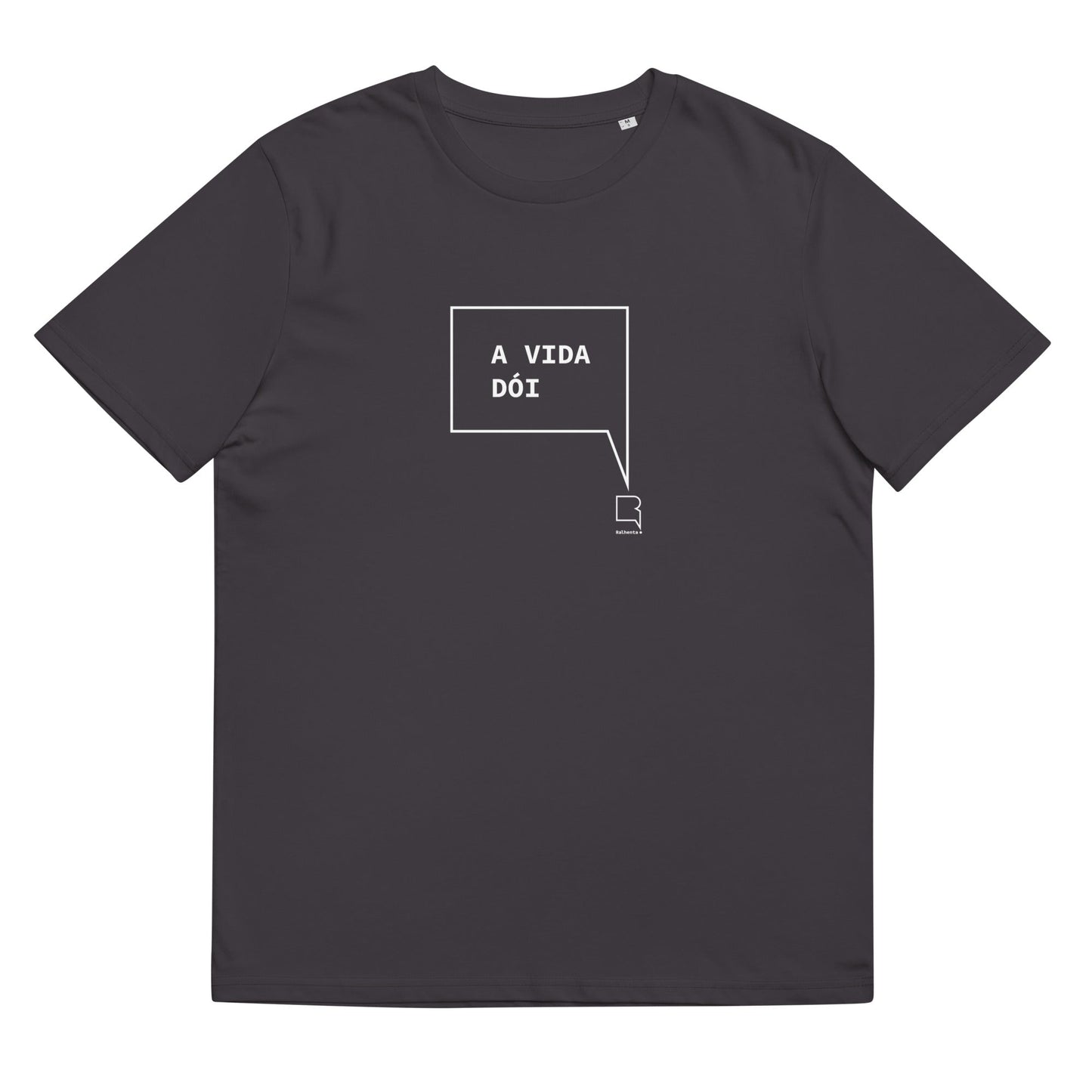 T-shirt unissexo orgânica antracite com a frase "A vida dói" da marca Ralhenta