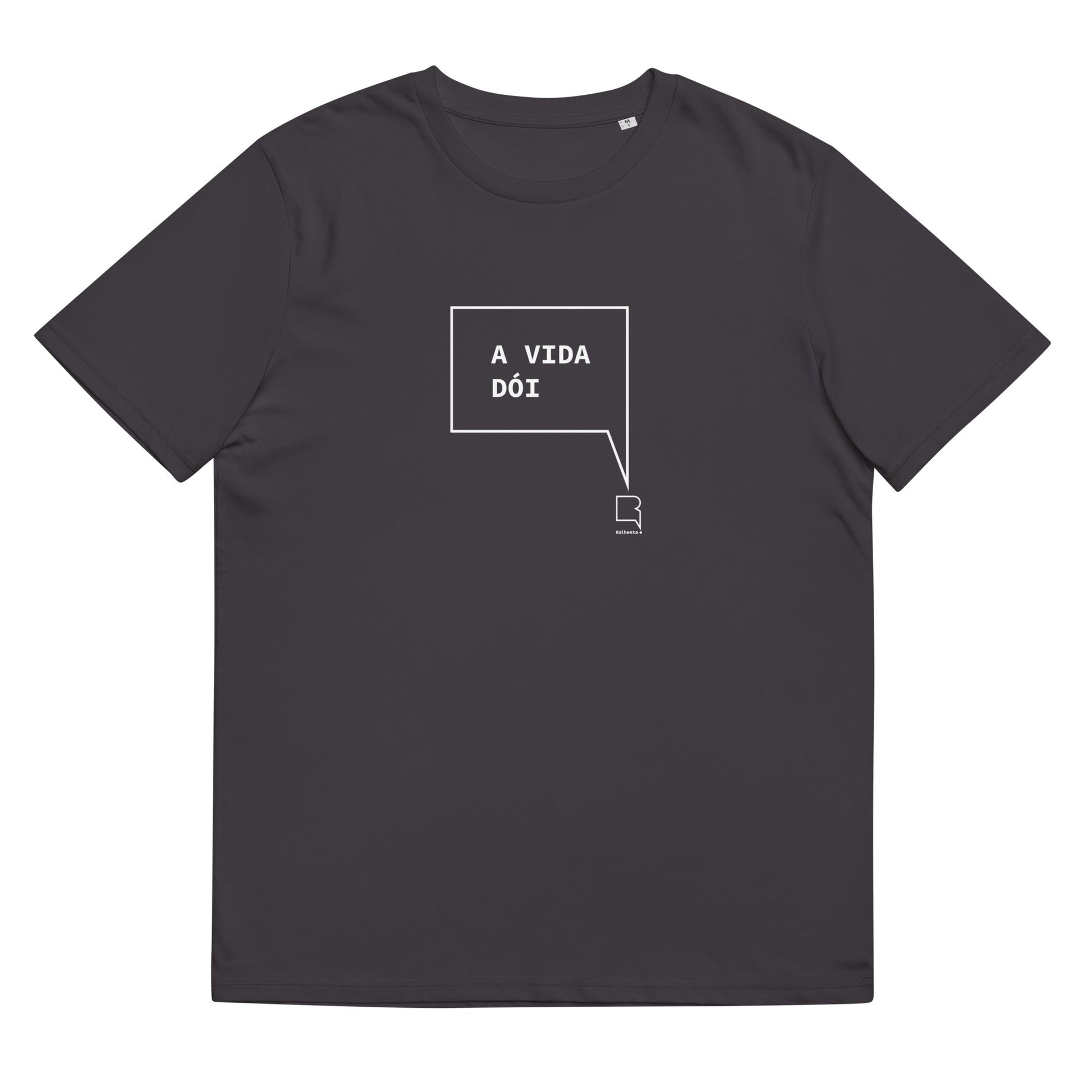 T-shirt unissexo orgânica antracite com a frase "A vida dói" da marca Ralhenta