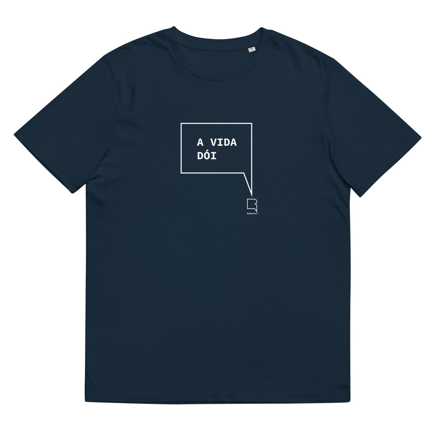 T-shirt unissexo orgânica azul marinho com a frase "A vida dói" da marca Ralhenta