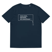T-shirt unissexo orgânica azul marinho com a frase "Igualdade, equidade, solidariedade" da marca Ralhenta