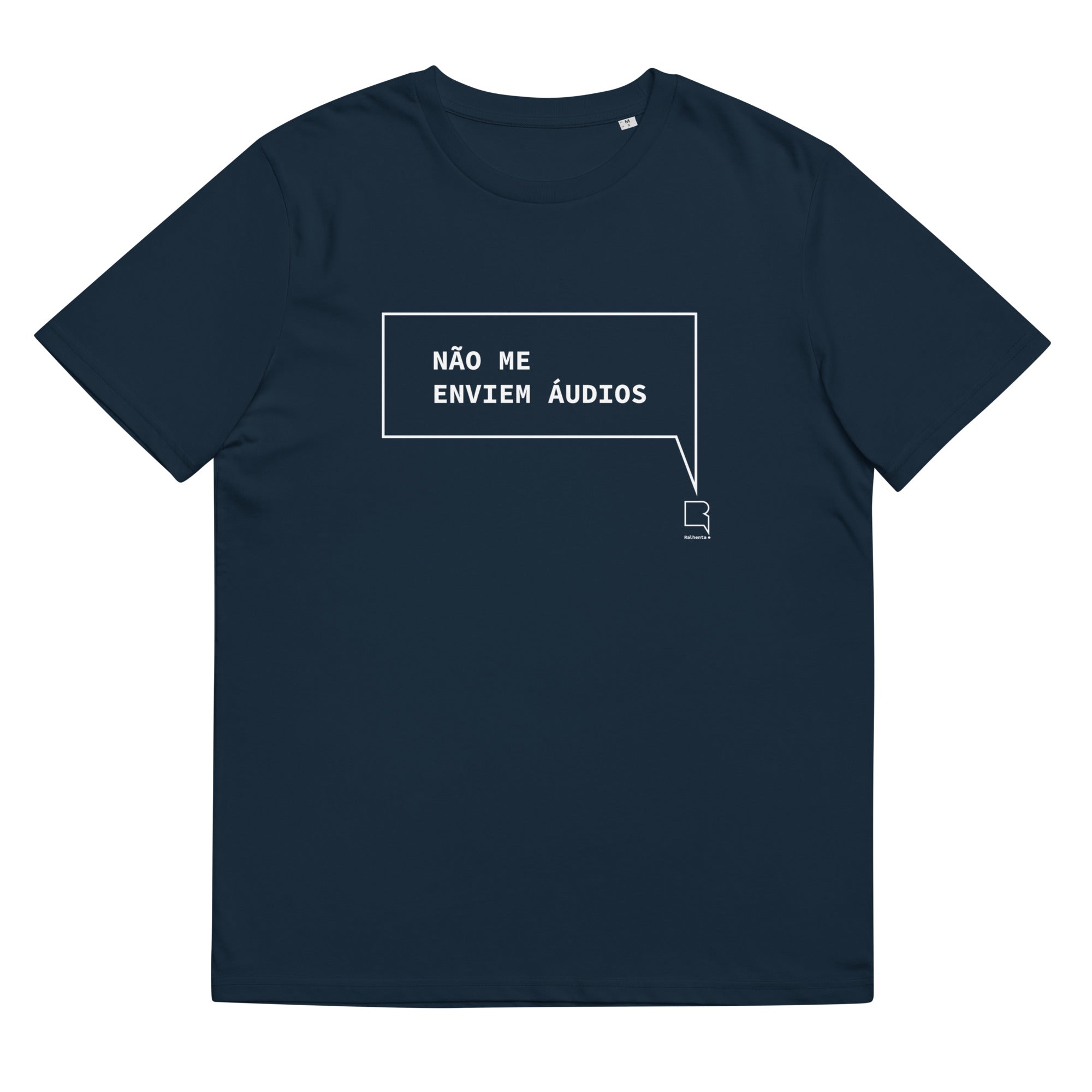 T-shirt unissexo orgânica azul marinho com a frase "Não me enviem áudios" da marca Ralhenta
