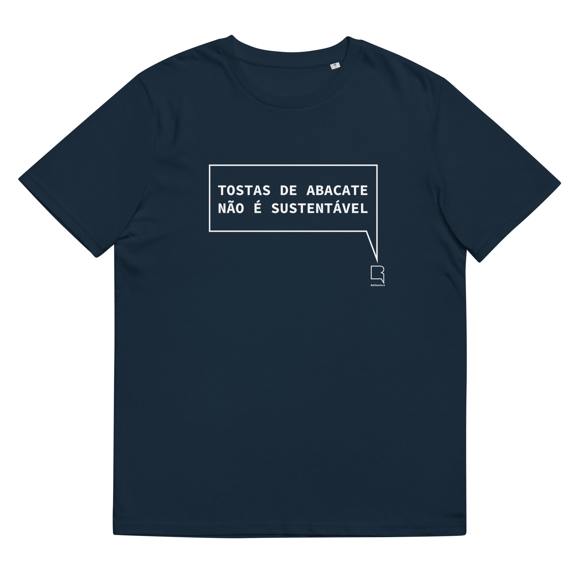 T-shirt unissexo orgânica azul marinho com a frase "Tostas de abacate não é sustentável" da marca Ralhenta