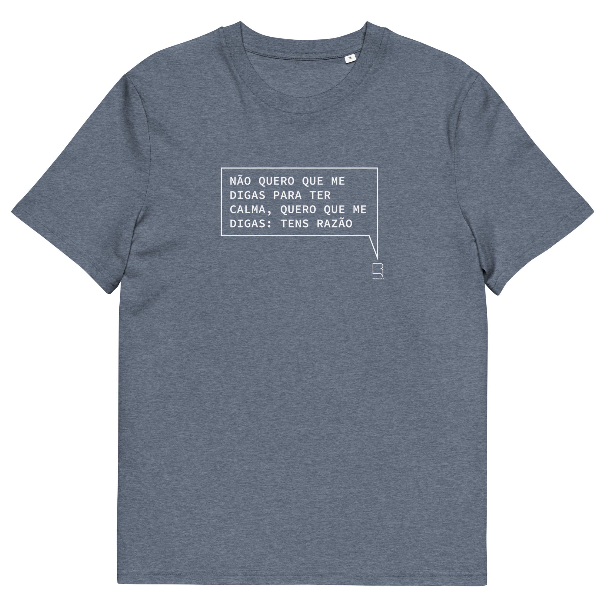 T-shirt unissexo orgânica azul mescla escuro com a frase "Não quero que me digas para ter calma, quero que me digas: tens razão" da marca Ralhenta