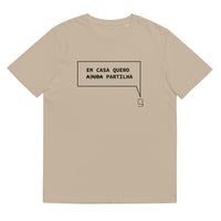T-shirt unissexo orgânica bege com a frase "Em casa quero partilha" da marca Ralhenta