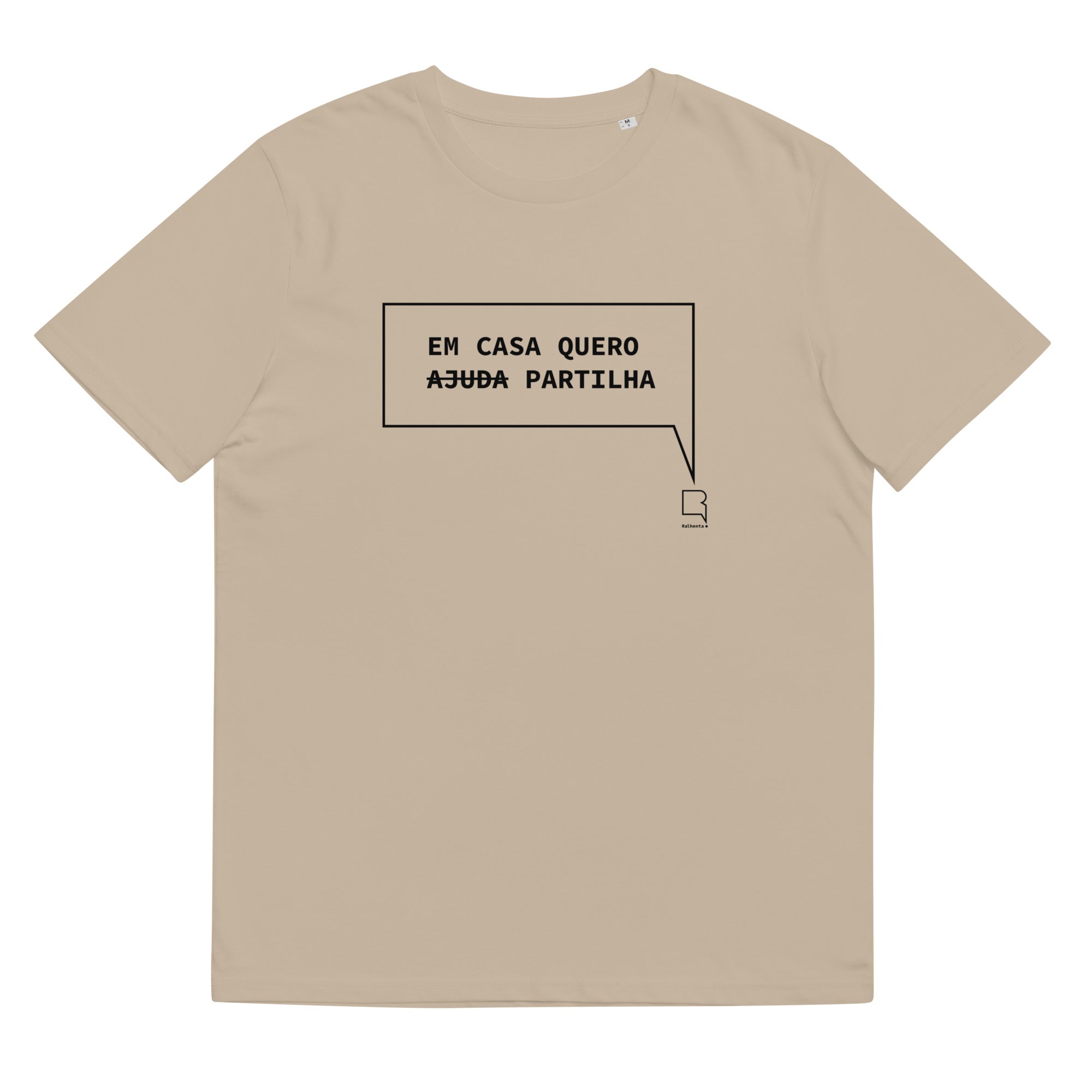T-shirt unissexo orgânica bege com a frase "Em casa quero partilha" da marca Ralhenta