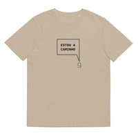 T-shirt unissexo orgânica bege com a frase "Estou a caminho" da marca Ralhenta
