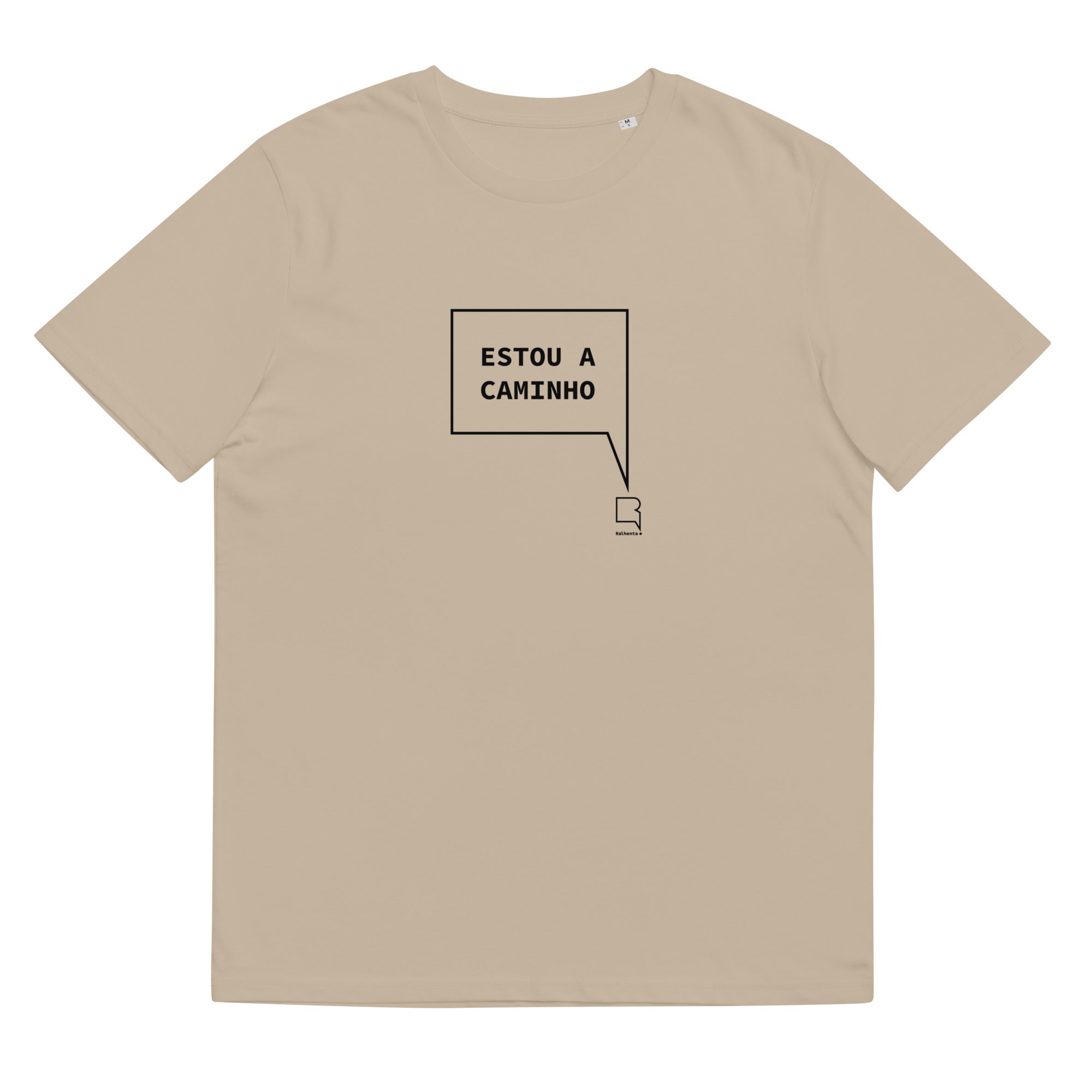 T-shirt unissexo orgânica bege com a frase "Estou a caminho" da marca Ralhenta