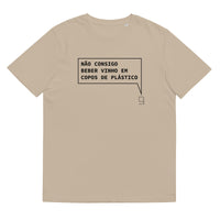T-shirt unissexo orgânica bege "Não consigo beber vinho em copos de plástico" da marca "Ralhenta"