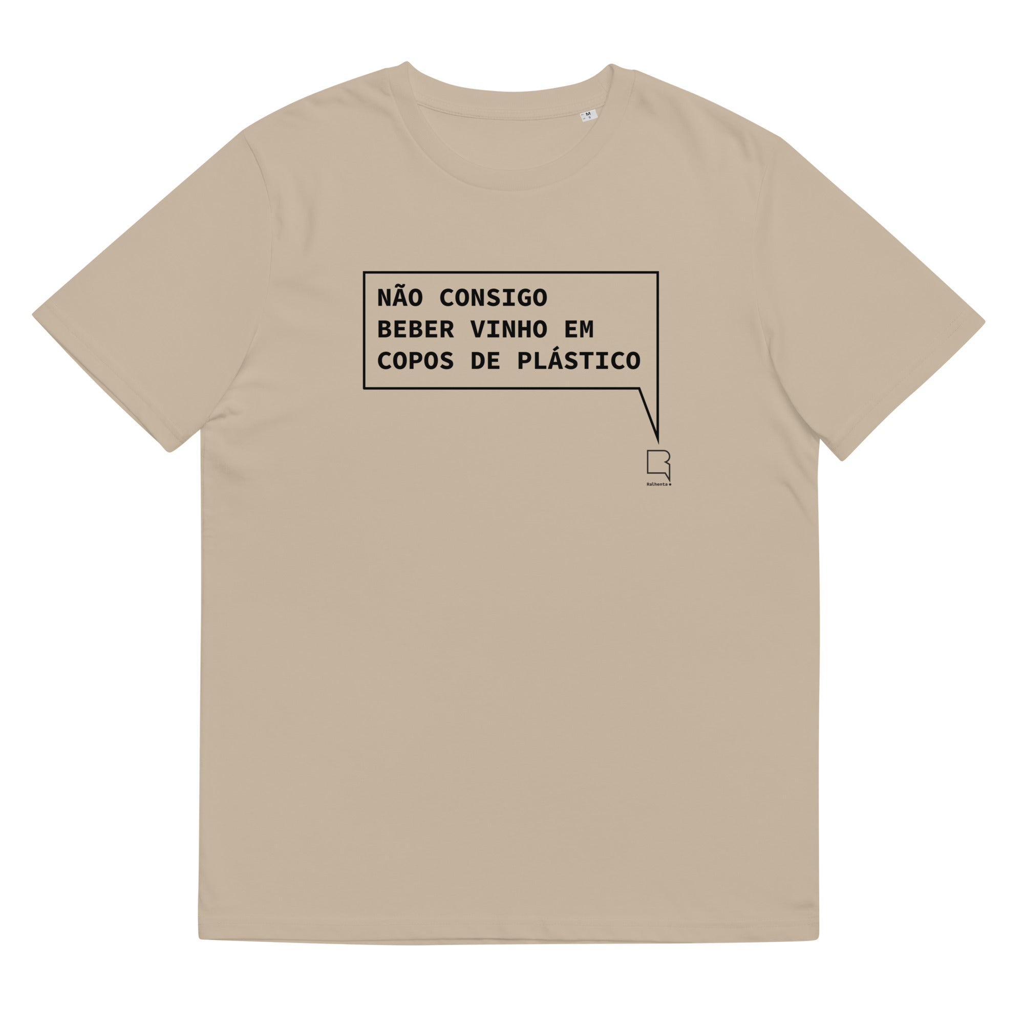T-shirt unissexo orgânica bege "Não consigo beber vinho em copos de plástico" da marca "Ralhenta"
