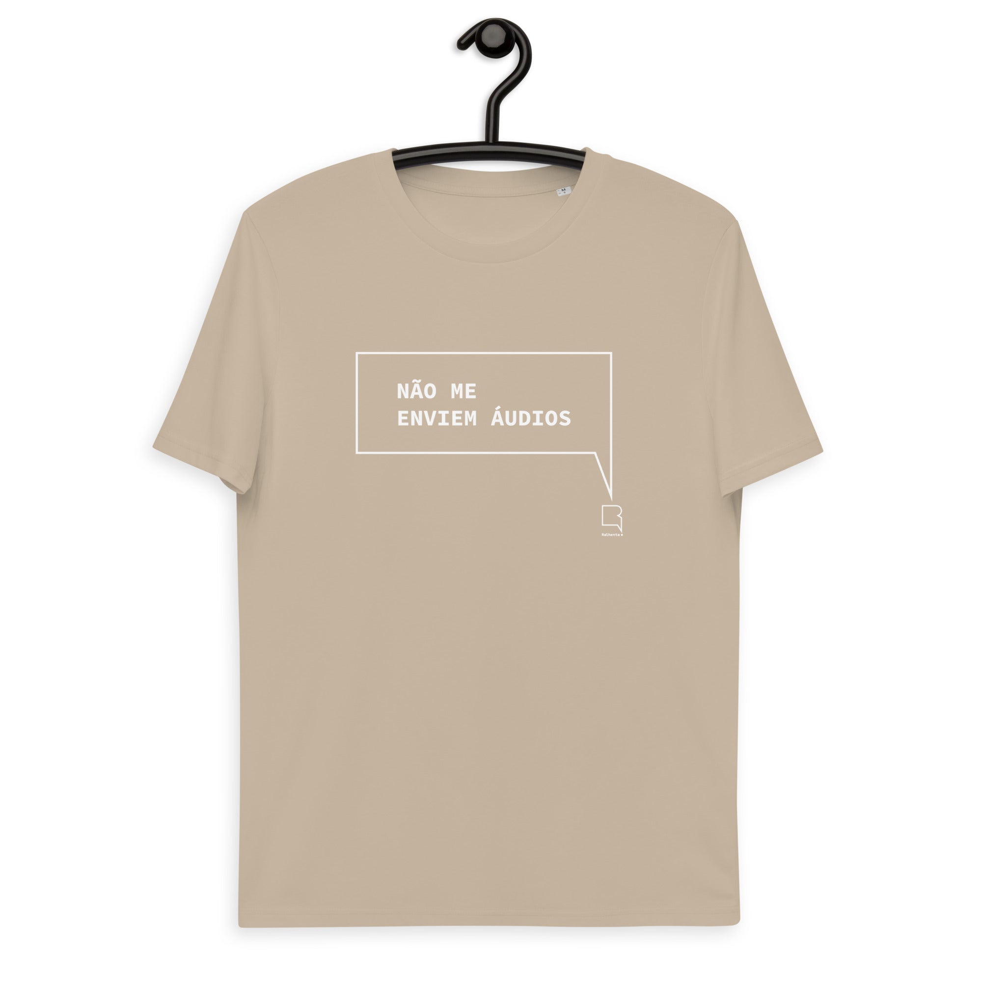 T-shirt unissexo orgânica bege com a frase "Não me enviem áudios" da marca Ralhenta