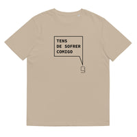 T-shirt unissexo orgânica bege com a frase "Tens de sofrer comigo" da marca Ralhenta