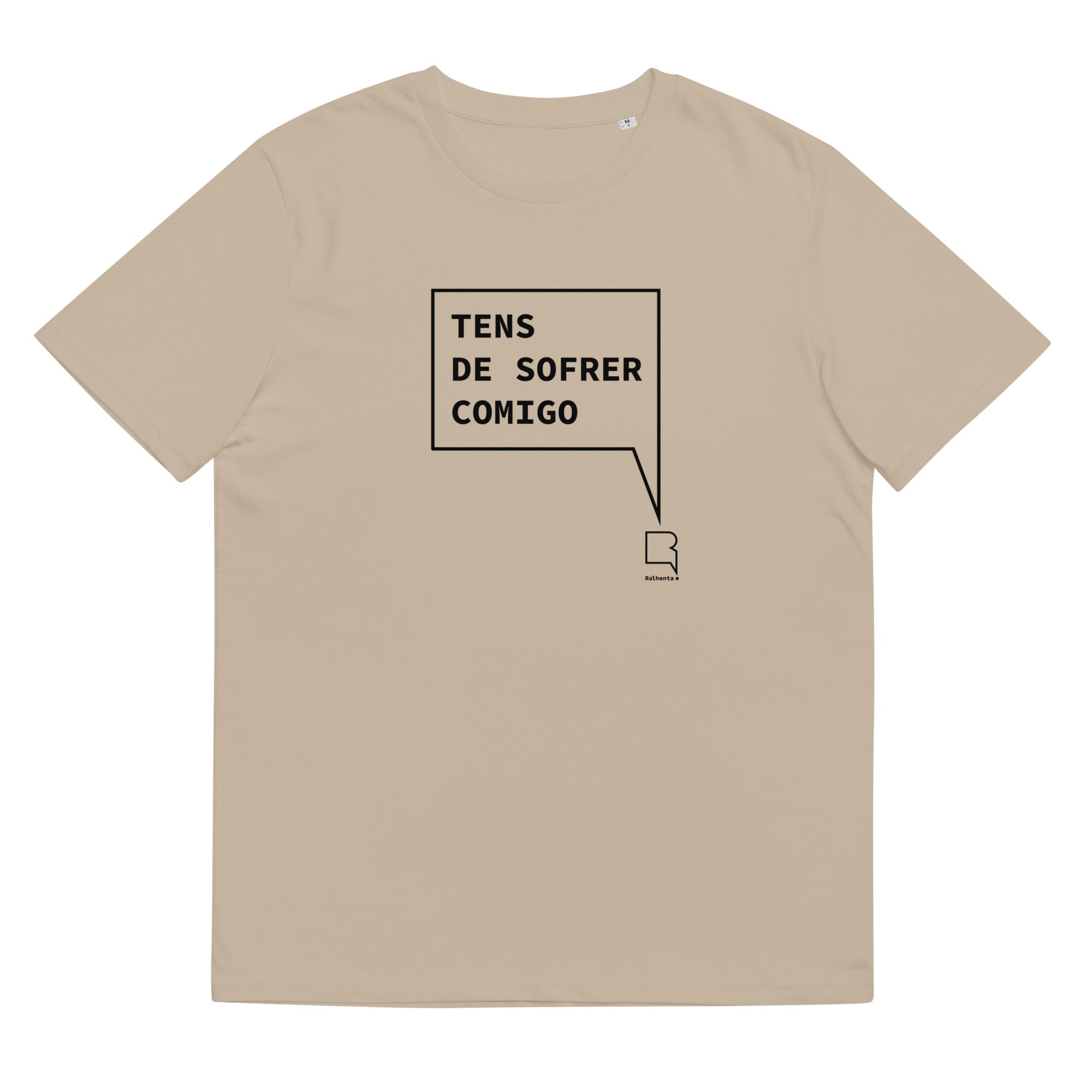 T-shirt unissexo orgânica bege com a frase "Tens de sofrer comigo" da marca Ralhenta