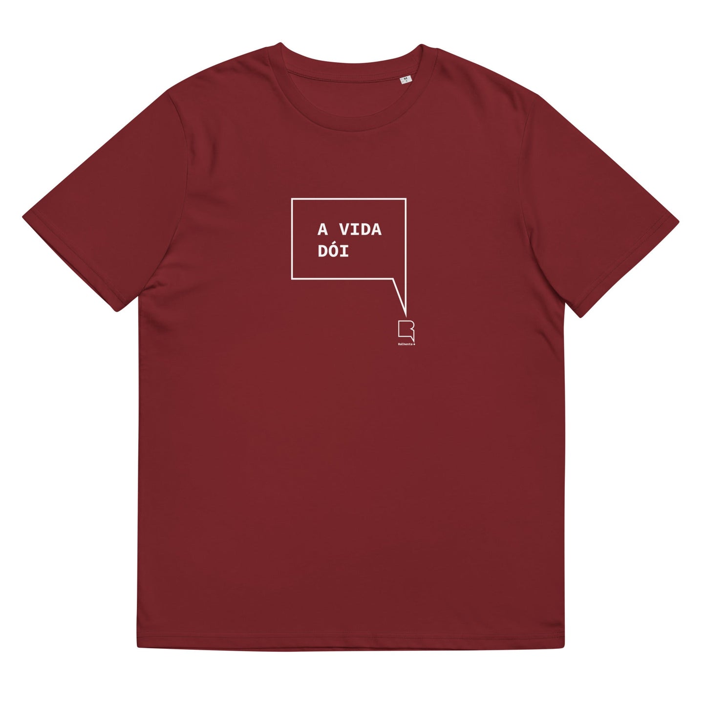T-shirt unissexo orgânica bordô com a frase "A vida dói" da marca Ralhenta