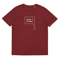 T-shirt unissexo orgânica bordô com a frase "Estou a caminho" da marca Ralhenta