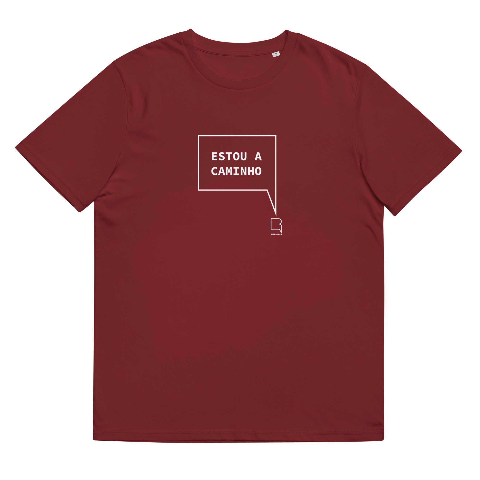 T-shirt unissexo orgânica bordô com a frase "Estou a caminho" da marca Ralhenta