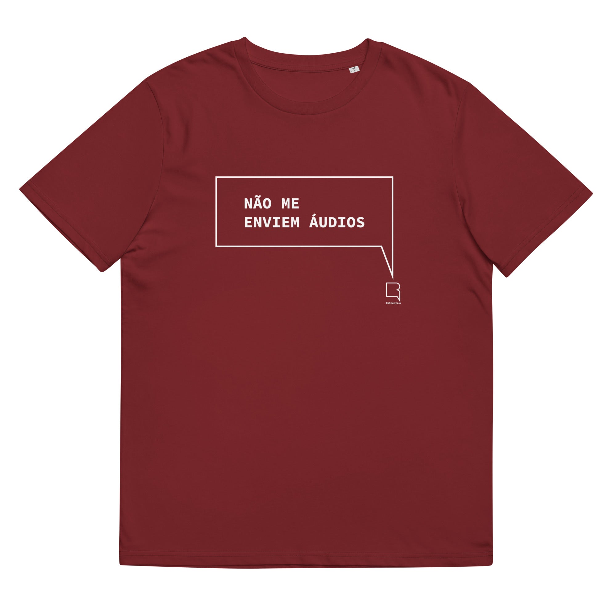 T-shirt unissexo orgânica bordô com a frase "Não me enviem áudios" da marca Ralhenta