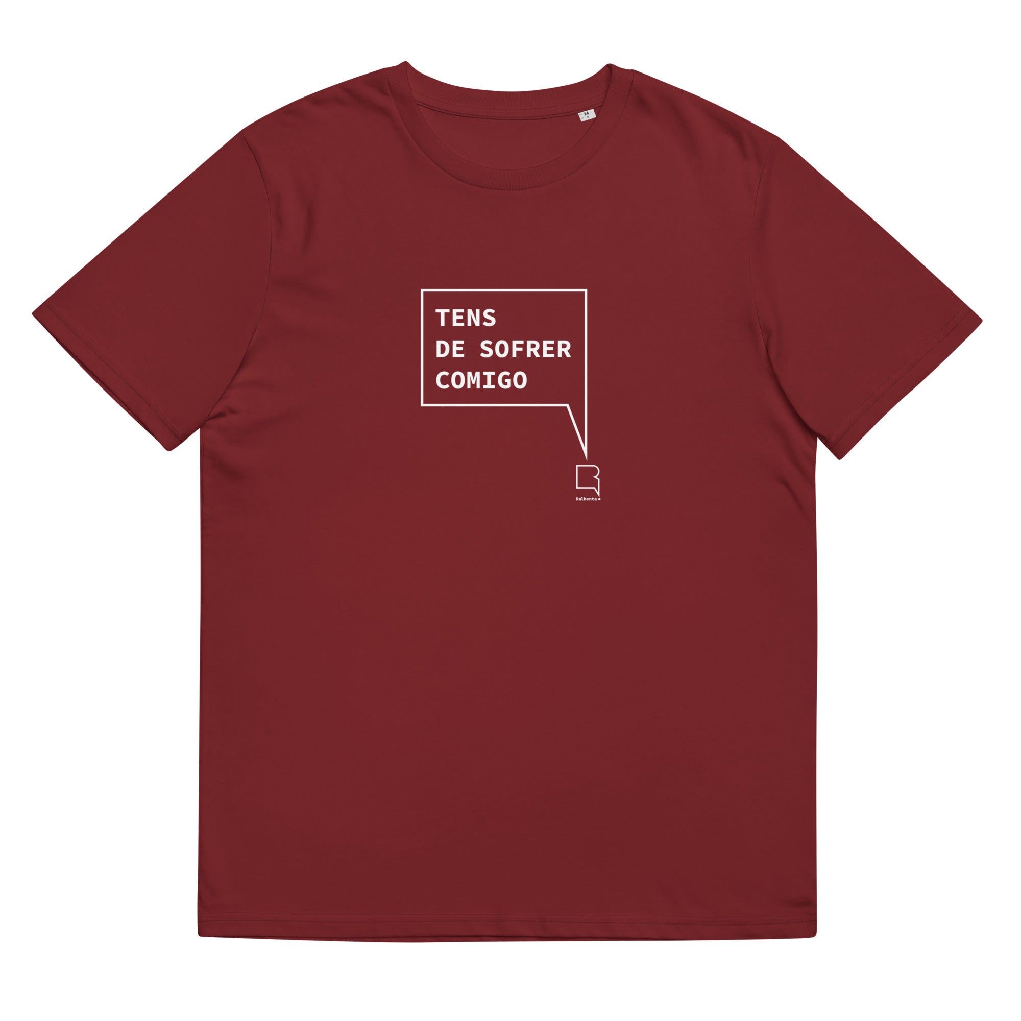 T-shirt unissexo orgânica bordô com a frase "Tens de sofrer comigo" da marca Ralhenta