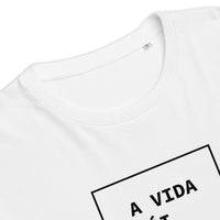 T-shirt unissexo orgânica branca com a frase "A vida dói" da marca Ralhenta
