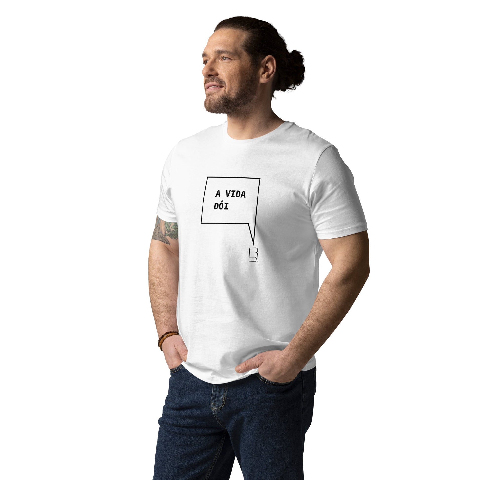 T-shirt unissexo orgânica branca com a frase "A vida dói" da marca Ralhenta