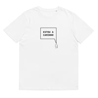 T-shirt unissexo orgânica branco com a frase "Estou a caminho" da marca Ralhenta