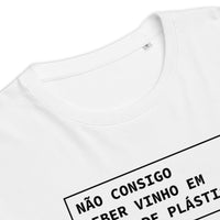 T-shirt unissexo orgânica branca "Não consigo beber vinho em copos de plástico" da marca "Ralhenta"