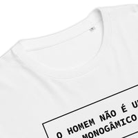 T-shirt unissexo orgânica branca com a frase "O homem não é um ser monogâmico" da marca Ralhenta