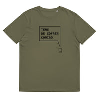 T-shirt unissexo orgânica caqui com a frase "Tens de sofrer comigo" da marca Ralhenta