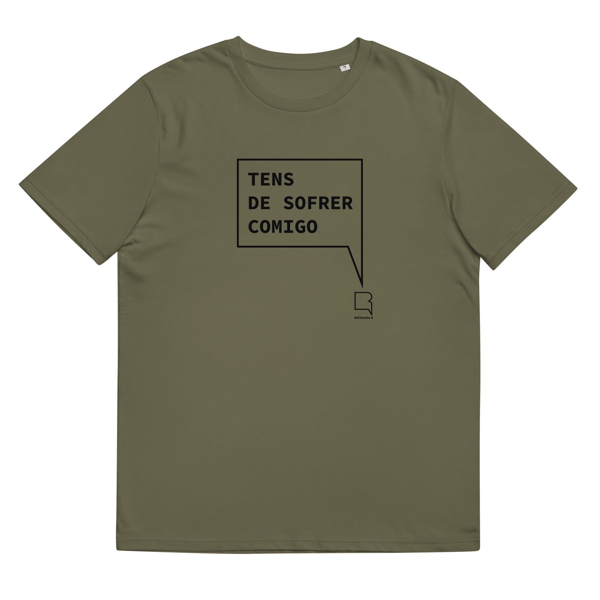T-shirt unissexo orgânica caqui com a frase "Tens de sofrer comigo" da marca Ralhenta