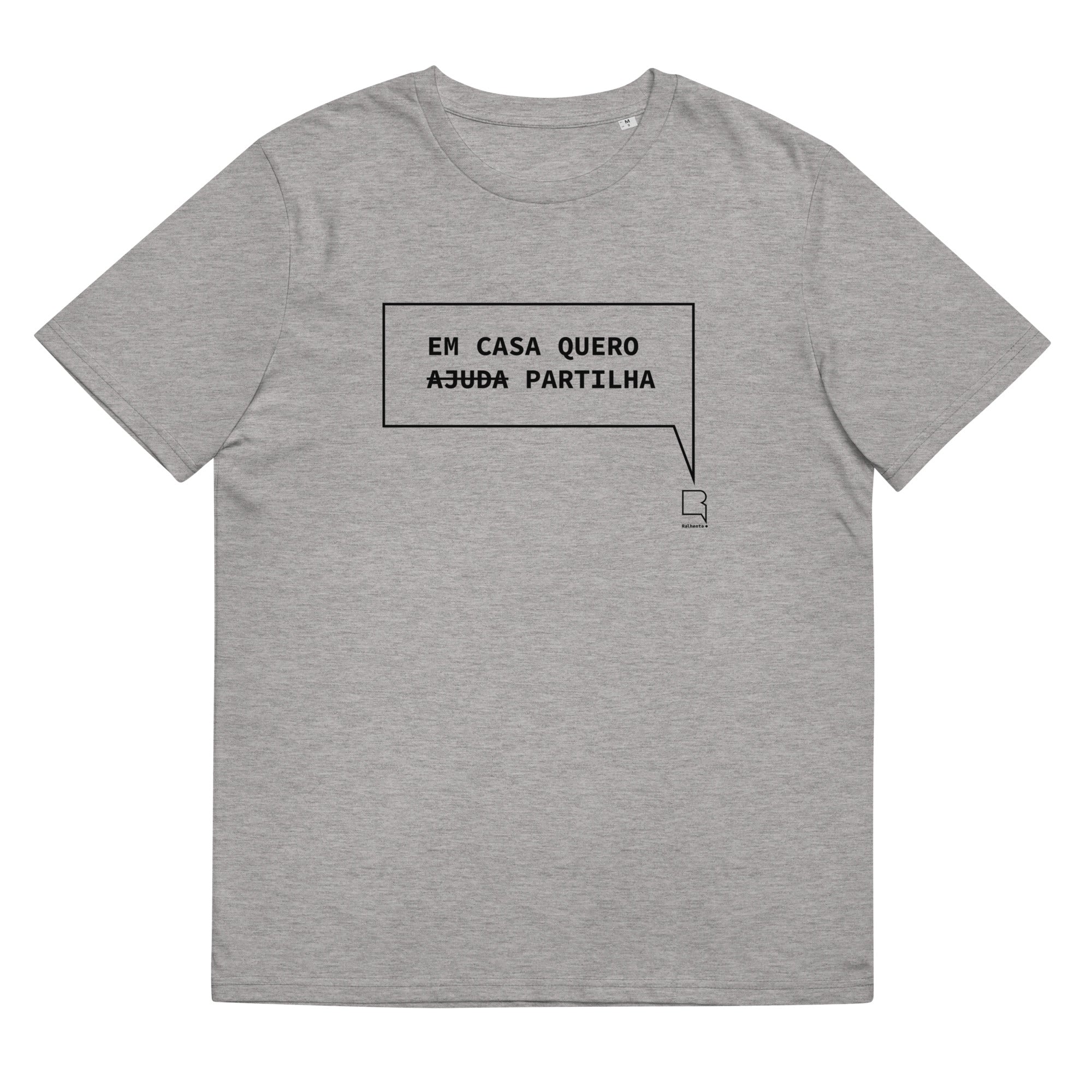 T-shirt unissexo orgânica cinza mescla com a frase "Em casa quero partilha" da marca Ralhenta