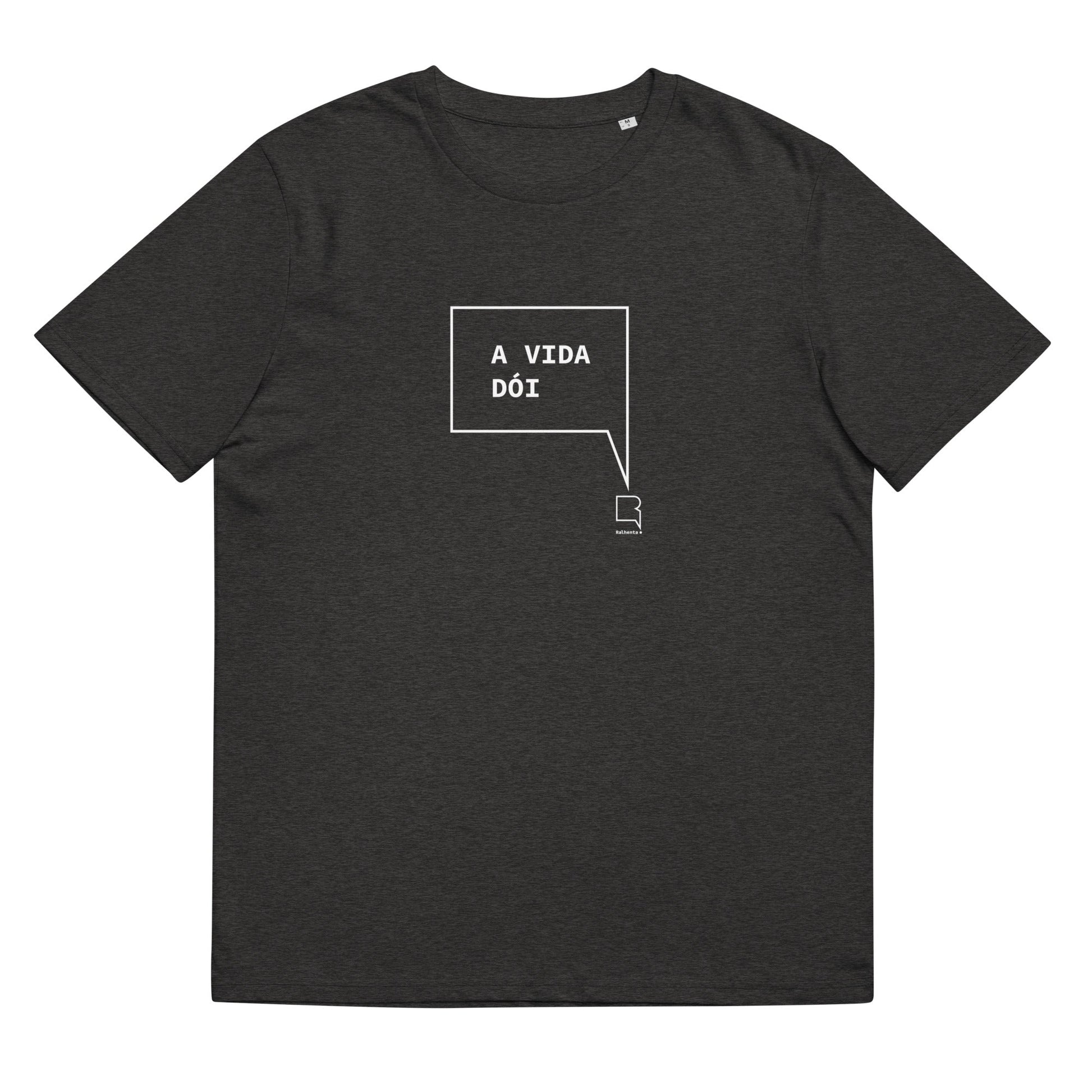 T-shirt unissexo orgânica cinza mescla escuro com a frase "A vida dói" da marca Ralhenta