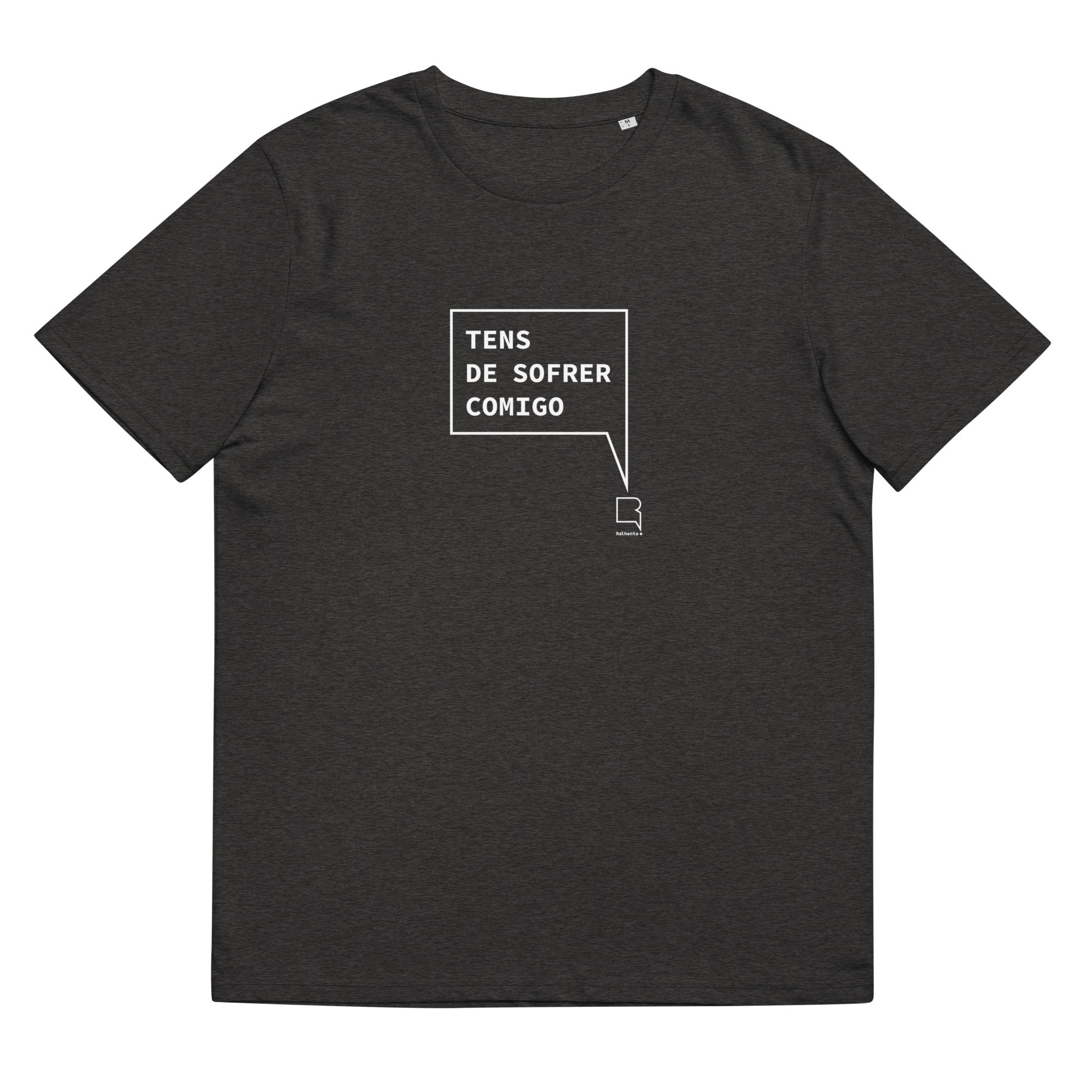 T-shirt unissexo orgânica cinza mescla escuro com a frase "Tens de sofrer comigo" da marca Ralhenta