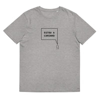 T-shirt unissexo orgânica cinza mescla com a frase "Estou a caminho" da marca Ralhenta