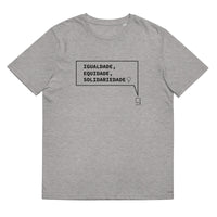 T-shirt unissexo orgânica cinza mescla  com a frase "Igualdade, equidade, solidariedade" da marca Ralhenta