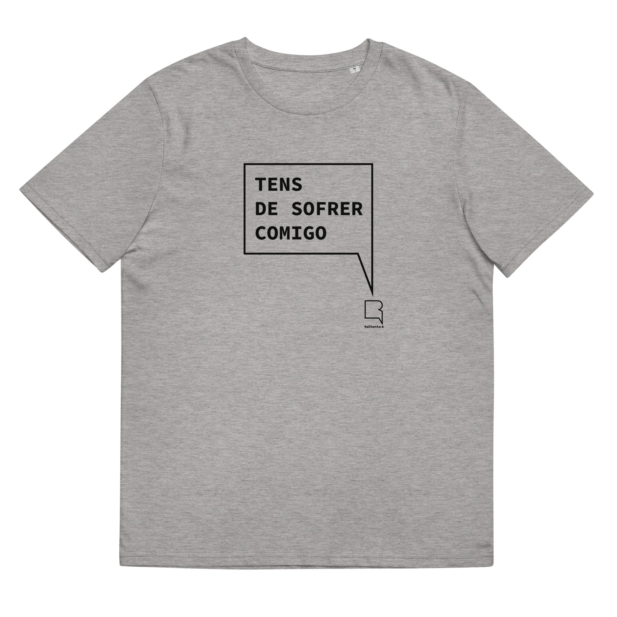 T-shirt unissexo orgânica cinza mescla com a frase "Tens de sofrer comigo" da marca Ralhenta