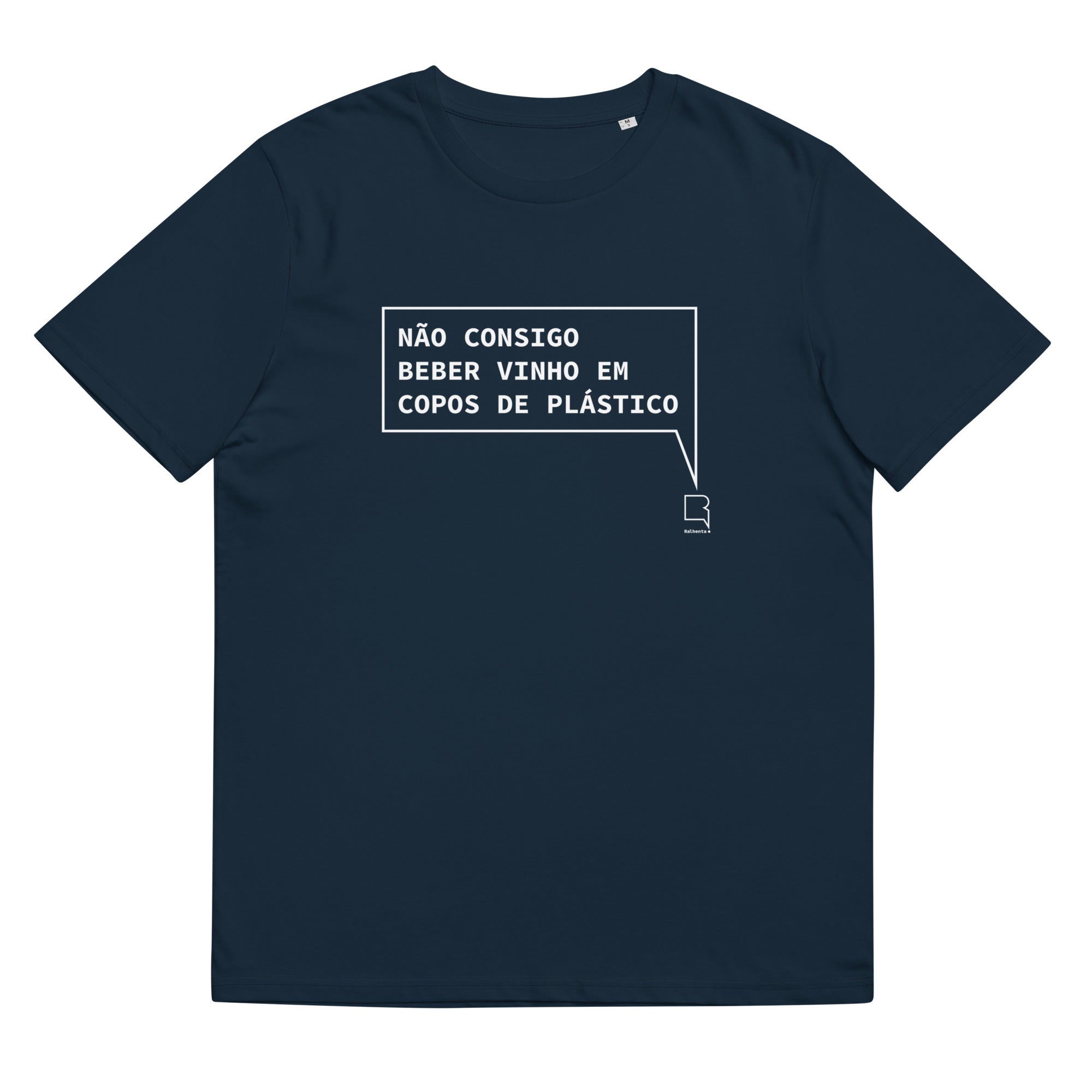 T-shirt unissexo orgânica azul marinho "Não consigo beber vinho em copos de plástico" da marca "Ralhenta"