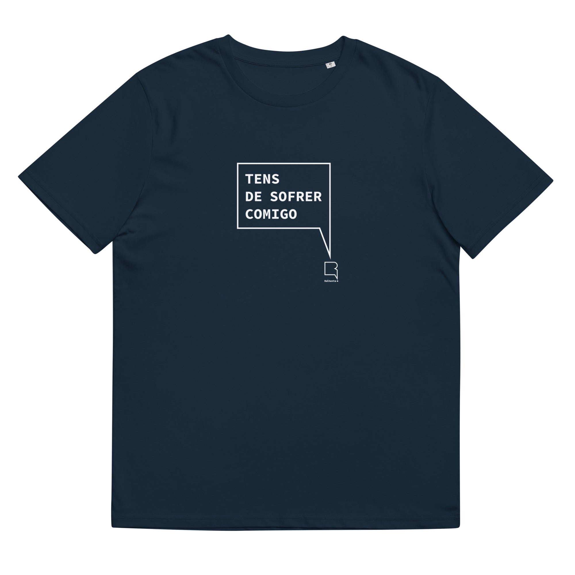 T-shirt unissexo orgânica azul marinho com a frase "Tens de sofrer comigo" da marca Ralhenta
